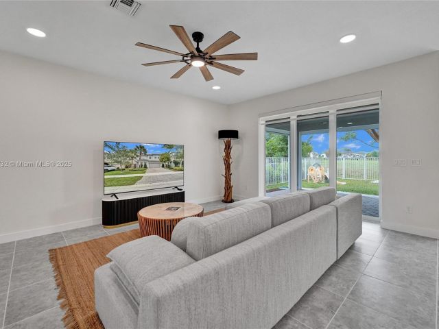 Продажа дома по адресу 1348 Silk Oak Dr - фото 5876745