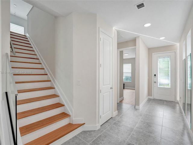 Продажа дома по адресу 1348 Silk Oak Dr - фото 5876748