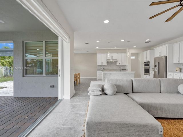 Продажа дома по адресу 1348 Silk Oak Dr - фото 5876754