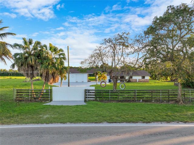 Дом в аренду по адресу 20000 SW 216th St - фото 5900305