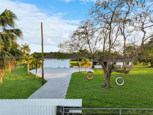 Дом в аренду по адресу 20000 SW 216th St - фото 5900306