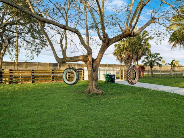 Дом в аренду по адресу 20000 SW 216th St - фото 5900307