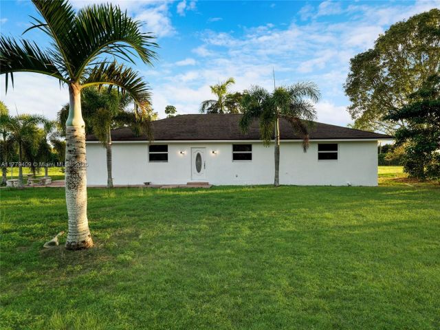 Дом в аренду по адресу 20000 SW 216th St - фото 5900308