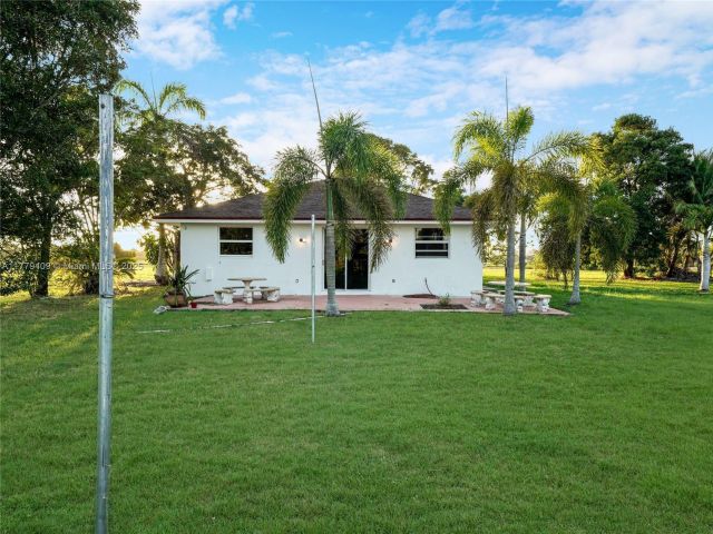 Дом в аренду по адресу 20000 SW 216th St - фото 5900311
