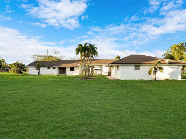 Дом в аренду по адресу 20000 SW 216th St - фото 5900312