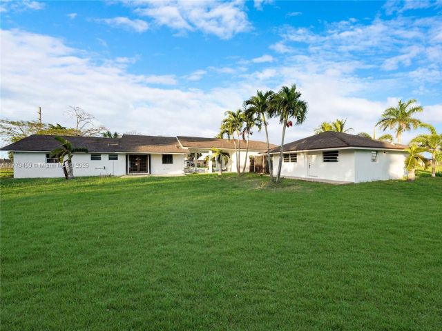 Дом в аренду по адресу 20000 SW 216th St - фото 5900313