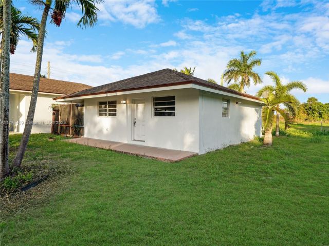 Дом в аренду по адресу 20000 SW 216th St - фото 5900314