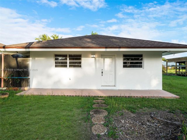 Дом в аренду по адресу 20000 SW 216th St - фото 5900315