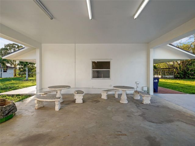 Дом в аренду по адресу 20000 SW 216th St - фото 5900316