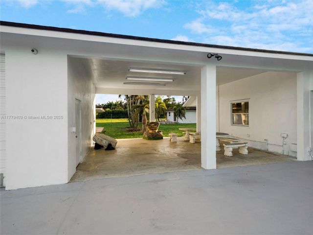 Дом в аренду по адресу 20000 SW 216th St - фото 5900318