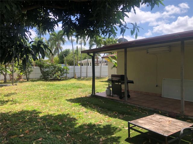 Дом в аренду по адресу 12975 NW 18th Ct - фото 5997041