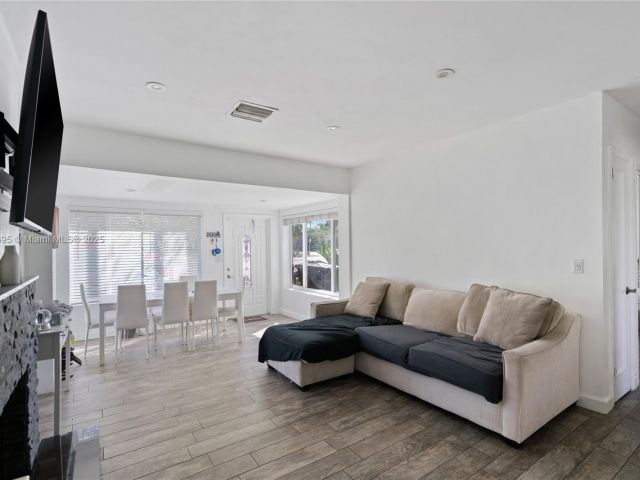 Продажа дома по адресу 1843 SW 4th Ave - фото 5891914