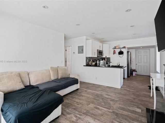 Продажа дома по адресу 1843 SW 4th Ave - фото 5891916