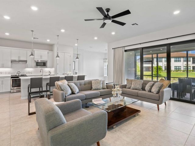 Продажа дома по адресу 21824 Canadensis Cir 102 - фото 5862014