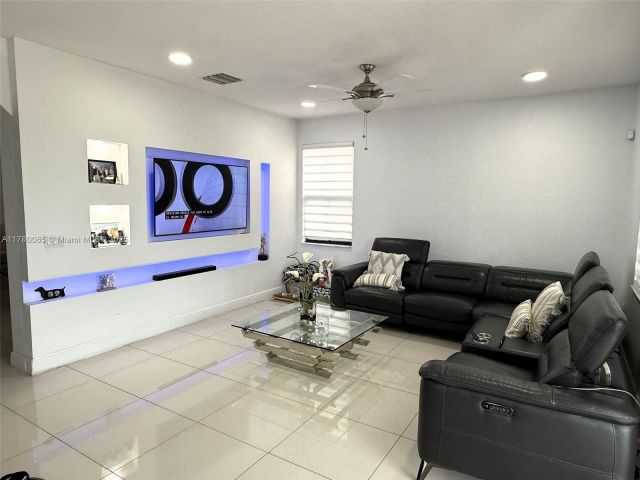 Продажа дома по адресу 10060 NW 86th Ter - фото 6122300