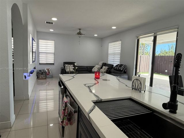 Продажа дома по адресу 10060 NW 86th Ter - фото 6122309