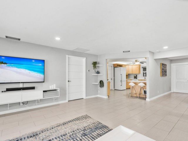 Дом в аренду по адресу 717 Heron Drive - фото 5880216