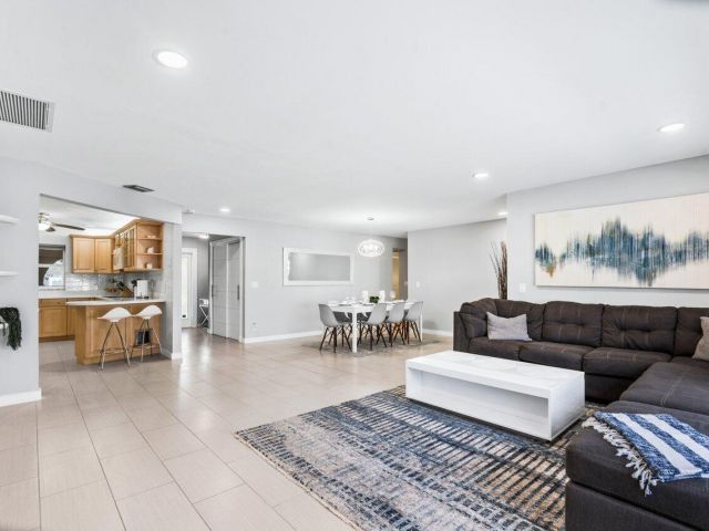 Дом в аренду по адресу 717 Heron Drive - фото 5880217