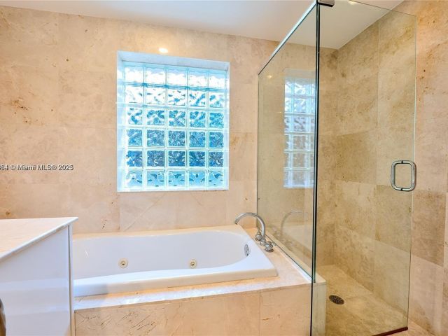 Дом в аренду по адресу 2051 SE 3rd St TH11 - фото 5895414