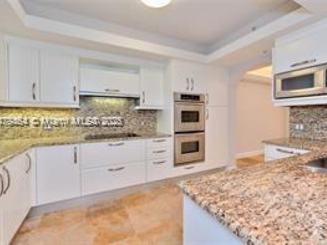 Дом в аренду по адресу 2051 SE 3rd St TH11 - фото 5895419