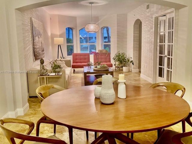 Дом в аренду по адресу 2051 SE 3rd St TH11 - фото 5895420