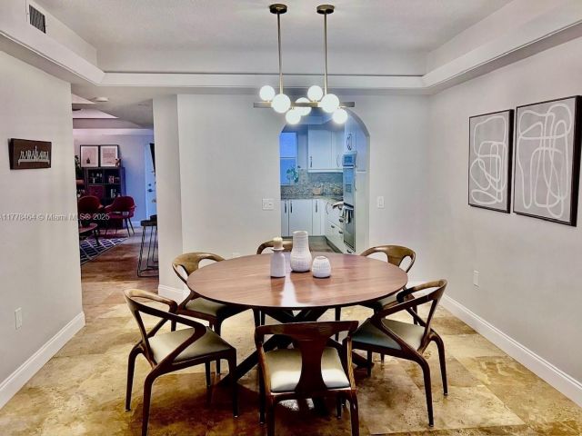 Дом в аренду по адресу 2051 SE 3rd St TH11 - фото 5895421