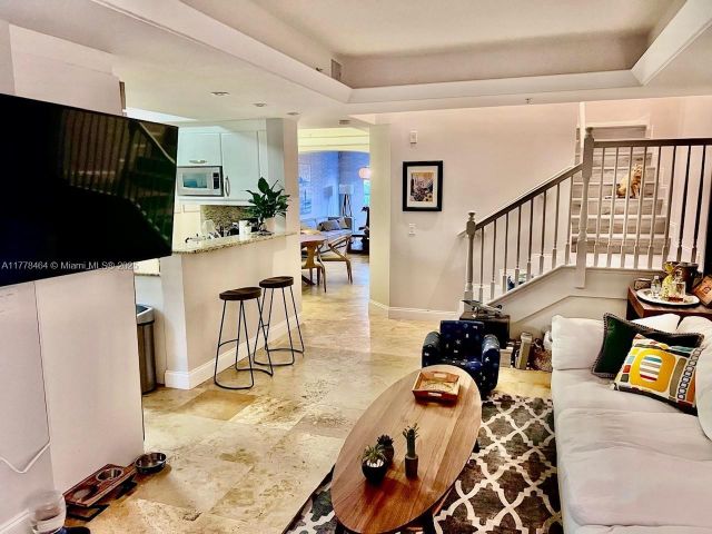 Дом в аренду по адресу 2051 SE 3rd St TH11 - фото 5895422