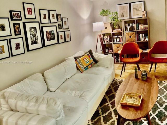 Дом в аренду по адресу 2051 SE 3rd St TH11 - фото 5895423