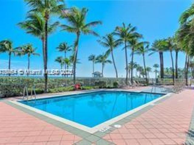 Дом в аренду по адресу 2051 SE 3rd St TH11 - фото 5895426