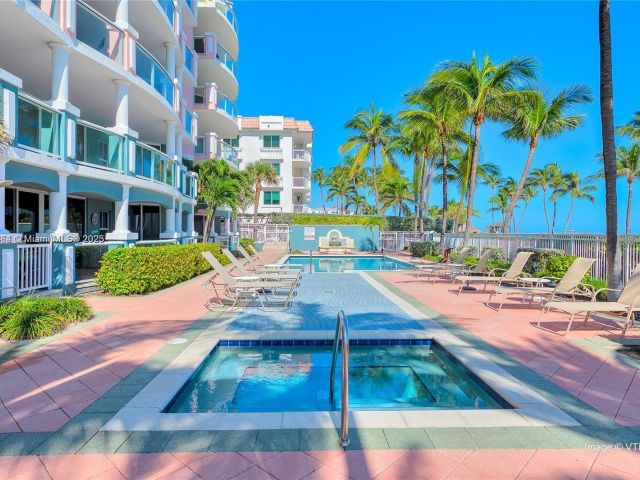 Дом в аренду по адресу 2051 SE 3rd St TH11 - фото 5895431