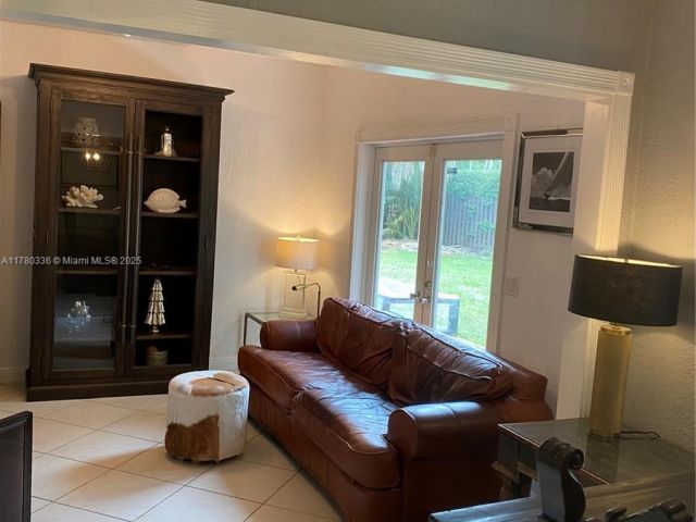 Дом в аренду по адресу 5495 SW 68th Ave - фото 6056350