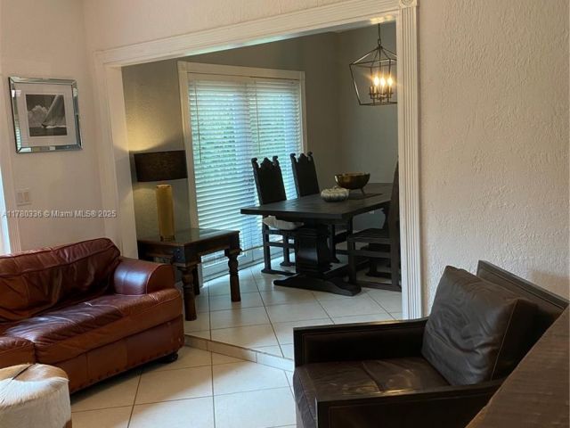 Дом в аренду по адресу 5495 SW 68th Ave - фото 6056351