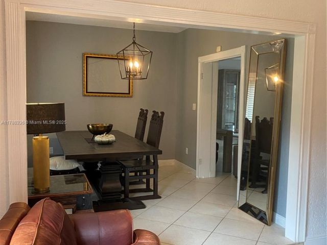 Дом в аренду по адресу 5495 SW 68th Ave - фото 6056353