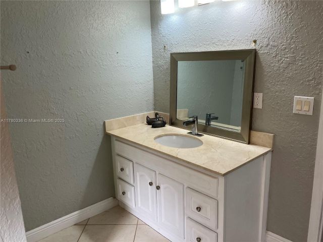 Дом в аренду по адресу 5495 SW 68th Ave - фото 6056358