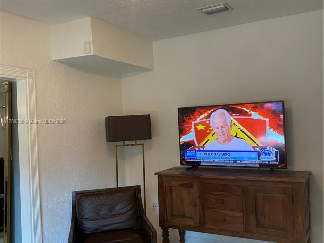 Дом в аренду по адресу 5495 SW 68th Ave - фото 6056364