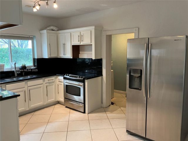 Дом в аренду по адресу 5495 SW 68th Ave - фото 6056365