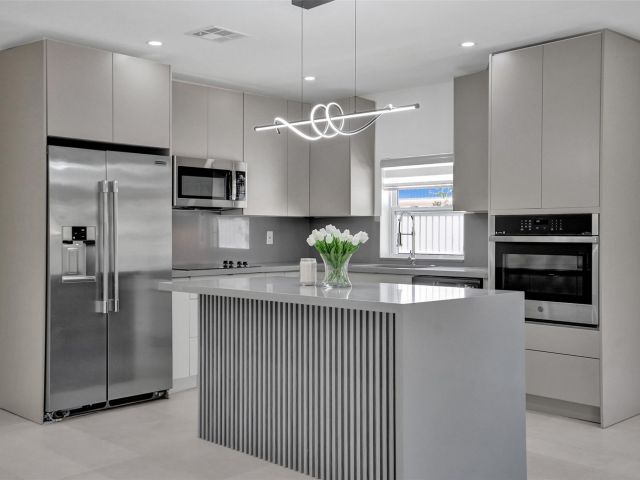 Продажа дома по адресу 1010 N 16th Ave - фото 6016100