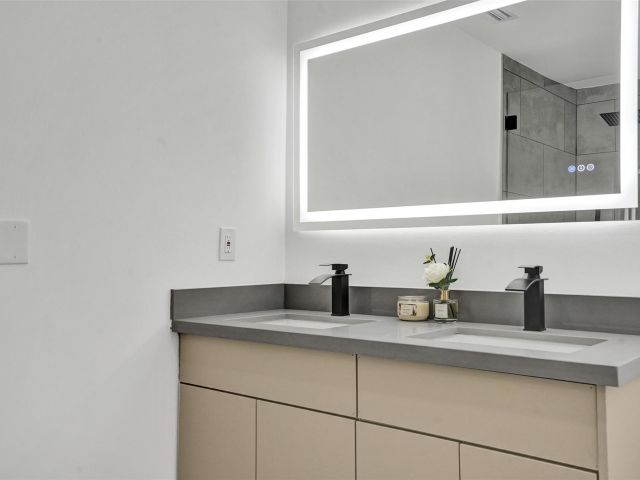 Продажа дома по адресу 1010 N 16th Ave - фото 6016116