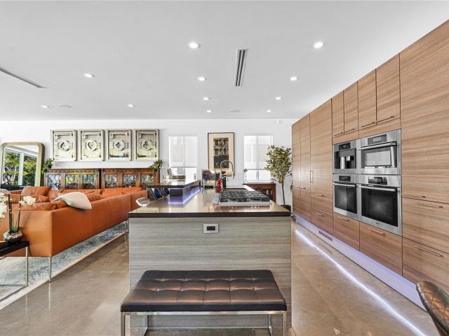 Продажа дома по адресу 1312 SE 2nd St - фото 6010566