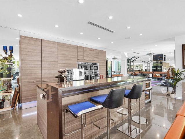 Продажа дома по адресу 1312 SE 2nd St - фото 6010569