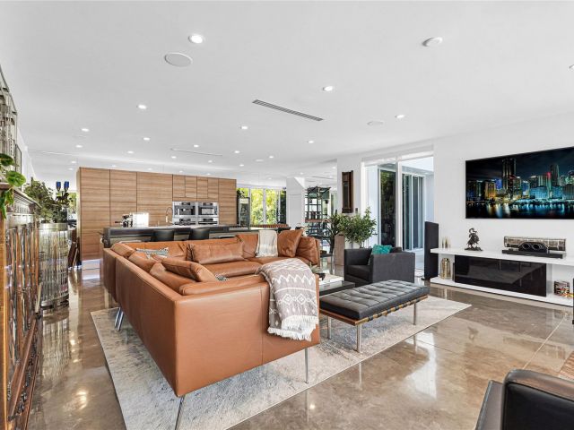 Продажа дома по адресу 1312 SE 2nd St - фото 6010573