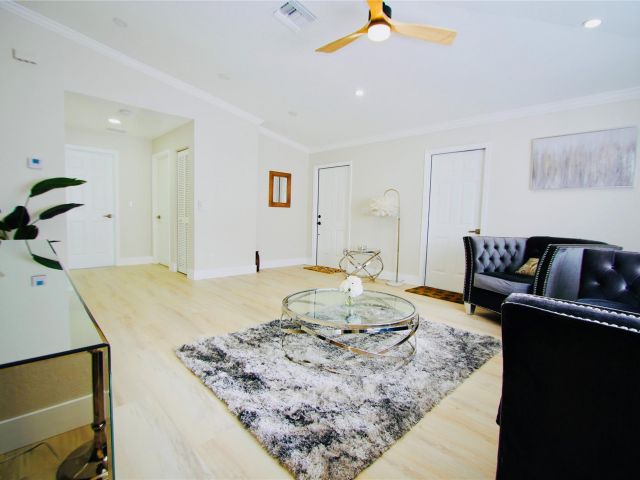 Дом в аренду по адресу 244 NW 6th Ave - фото 5879697