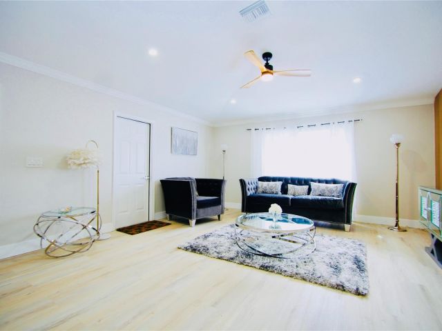 Дом в аренду по адресу 244 NW 6th Ave - фото 5879700