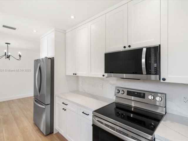 Дом в аренду по адресу 7750 SW 17th Ter - фото 6187950