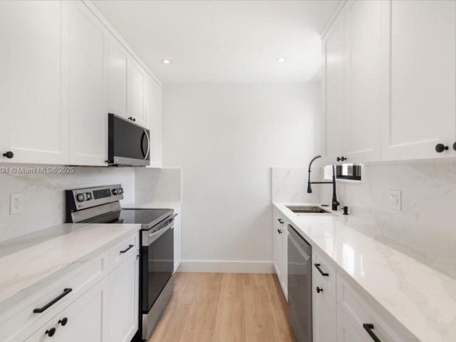 Дом в аренду по адресу 7750 SW 17th Ter - фото 6187953