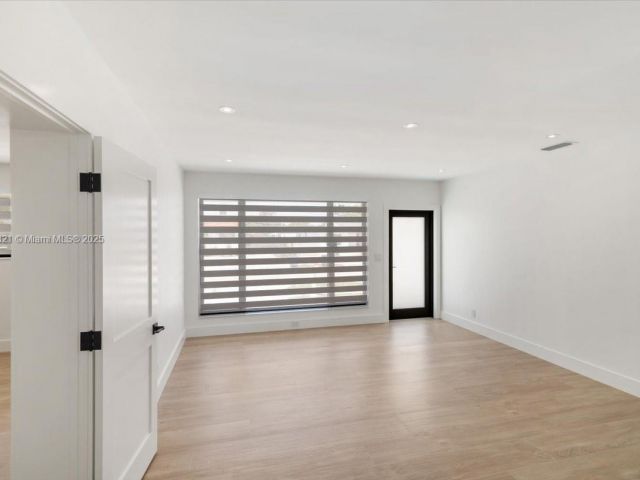 Дом в аренду по адресу 7750 SW 17th Ter - фото 6187956