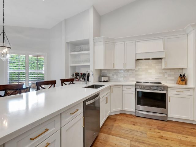 Продажа дома по адресу 2921 NW 25th Way - фото 6136875