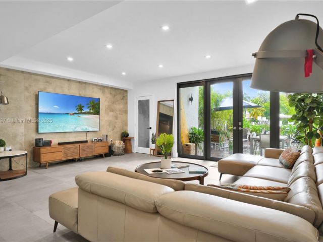 Продажа дома по адресу 311 Poinciana Dr 801 - фото 5929591