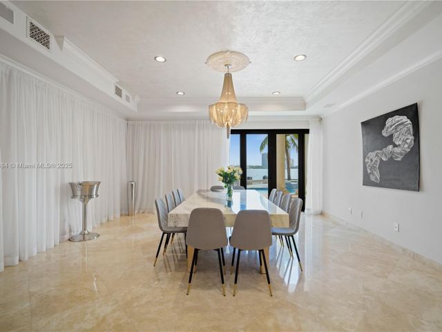 Продажа дома по адресу 3300 NE 171st St - фото 5857885