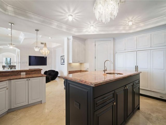 Продажа дома по адресу 3300 NE 171st St - фото 5857888